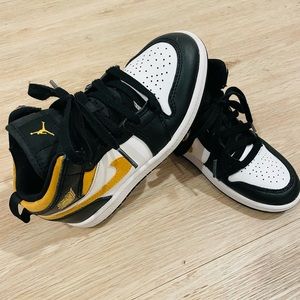 Jordan 1 Mid
White Pollen Black PreSchool Size 13